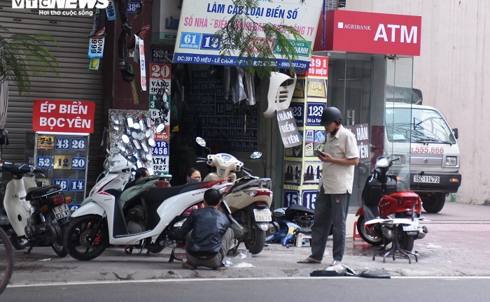 Sau chỉ đạo của thành phố, vỉa hè nhiều tuyến phố Hải Phòng vẫn bị 'bức tử'